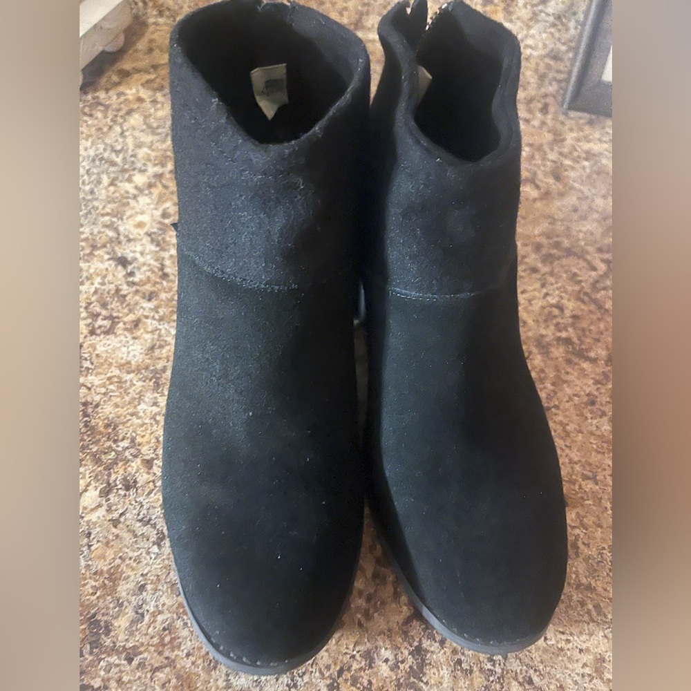 Tom’s size W6.5 black suede booties